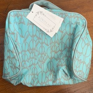 Manaola- auau wash bag